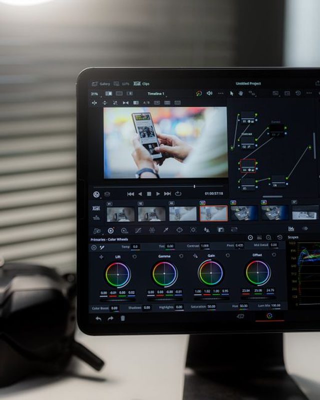 Montage vidéo sur écran professionnel