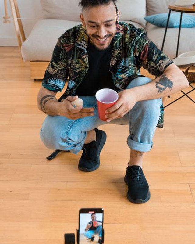 Créateur filmant une vidéo face caméra